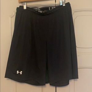 Like new LARGE Under Armour basketball shorts 10”